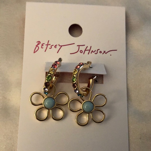 Betsey Johnson Love Fest Huggie Hoop Earrings With Open Frame Daisy Charm NWT - Picture 1 of 14